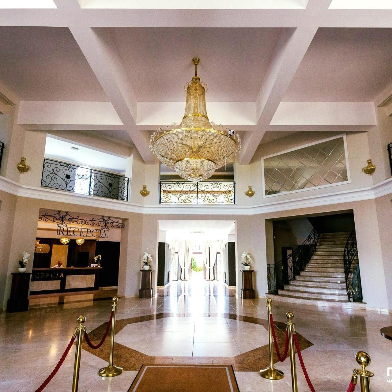 Hotel Rozdroze นีย์โบรอฟ ภายนอก รูปภาพ