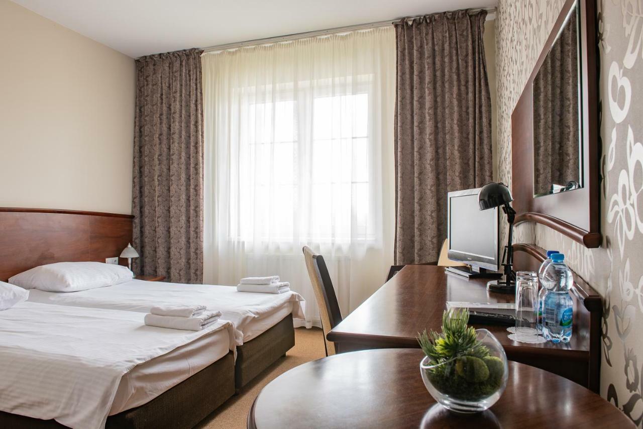 Hotel Rozdroze นีย์โบรอฟ ภายนอก รูปภาพ